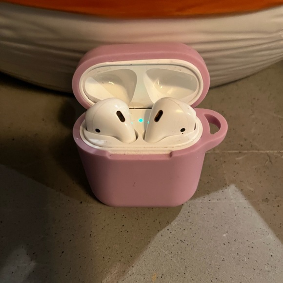 Apple AirPods 1st generation EUC work I just got a new pair so selling these - Picture 1 of 4